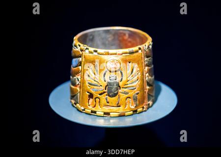 Cavigliera di Psusennes i - XXI dinastia, terzo periodo intermedio - Oro, lapis lazuli, corniola - Tomba di Psusennes i, Tanis Foto Stock