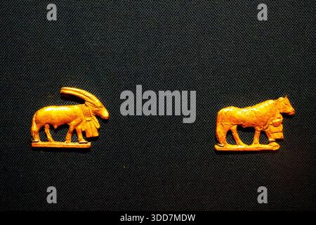 Due animali guardiani - prima dinastia, inizio dinastico - Oro - Cimitero NI500, tomba n. 1532, Naga ed-Deir Foto Stock