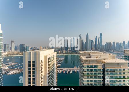 Vista ad alto angolo diurna dello skyline di Dubai Marina con lussuose torri residenziali sul lungomare e porticciolo per yacht in primo piano, Emirati Arabi Uniti. Foto Stock