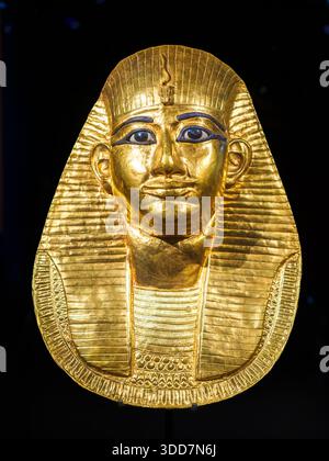Maschera funeraria d'oro di Amenemope - XXI dinastia, terzo periodo intermedio, regno di Amenemope - oro, cartonaggio - tombe reali, Tanis Foto Stock