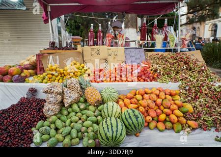 Vassoio di frutta con una varietà di prodotti freschi Foto Stock