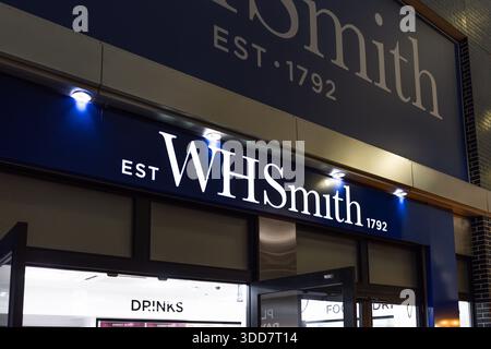 Concessionario britannico per segnaletica anteriore del punto vendita WHSmith. Londra, Regno Unito, 17 febbraio 2024 Foto Stock