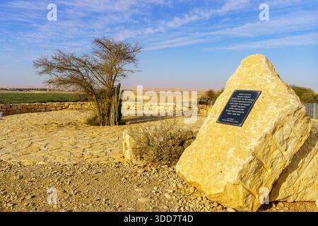 Ashalim, Israele - 23 dicembre 2025: Veduta del Commando francese Lookout Point and Memorial, nel deserto del Negev, nel sud di Israele Foto Stock