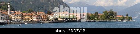 Menaggio, Italia - 21 agosto 2021: Vista panoramica del lungomare di Menaggio dal lago di Como, con colorate case storiche, caffè, bar, Foto Stock