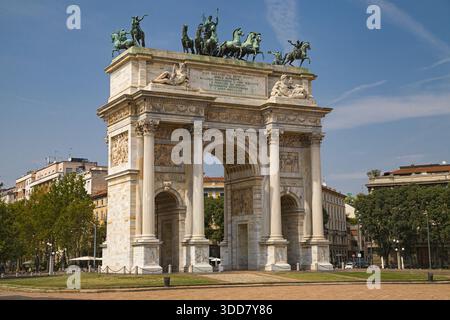 Arco della Pace a Milano, un arco trionfale neoclassico e iconico monumento situato all'ingresso del Parco Sempione. Foto Stock