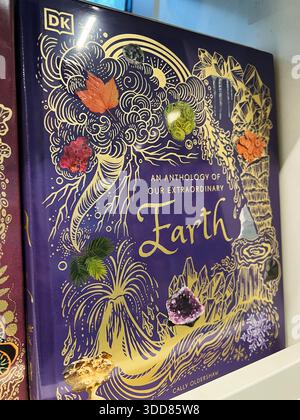 Londra, Regno Unito - 12 dicembre 2025: Accattivante copertina del libro viola con dettagli in oro e dettagli in cristallo. Terra di Cally Oldershaw Foto Stock
