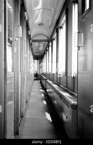 Sechzigerjahre, 29.08.1965, Eisenbahn, Innenansicht, Gang im Personenwagon zu den Abteilen der Reisenden, Zug ist auf dem Weg zwischen Bottrop und Herne, Deutschland, Ruhrgebiet, Westfalen, Nordrhein-Westfalen, NRW Sechzigerjahre, 29.08.1965, Eisenbahn, Innenansicht, Gang im Personenwagon zu den Abteilen der Reisenden, Zug ist auf dem Weg zwischen Bottrop und Herne, Deutschland, Ruhrgebiet, Westfalen, Nordrhein-Westfalen, NRW, Sixties, 29.08.1965, ferrovia, vista interna, passerella in carrozza ferroviaria per i compartimenti dei viaggiatori, il treno è in corsa tra Bottrop e Herne, Germania, Ruhr Foto Stock