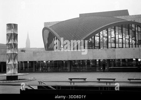 Sechzigerjahre, 13.04.1966, Deutschland, Dortmund, Ruhrgebiet, Westfalen, Nordrhein-Westfalen, NRW, Stadtansicht, Stadttheater Dortmund, Opernhaus, Kuppel, Stelenbrunnen Sechzigerjahre, 13.04.1966, Deutschland, Dortmund, Ruhrgebiet, Westfalen, Nordrhein-Westfalen, NRW, Stadtansicht, Stadttheater Dortmund, Opernhaus, Kuppel, Brunnen mit Saeule, sessanta, 13.04.1966, Germania, Dortmund, regione della Ruhr, Vestfalia, Renania settentrionale-Vestfalia, NRW, vista sulla città, teatro municipale di Dortmund, teatro dell'opera, cupola, pozzo con stele *** anni Sessanta, 13 04 1966, Germania, Dortmund, regione della Ruhr, Westfalia, Renania settentrionale-Vestfalia Foto Stock