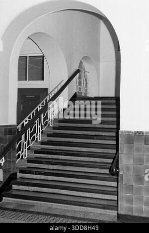 Sechzigerjahre, 24.08.1969, Treppenaufgang im Treppenhaus ehemaliges Jungengymnasium, heute Kulturzentrum August Everding Bottrop in Bottrop, Ruhrgebiet, Nordrhein-Westfalen, NRW, Deutschland Sechzigerjahre, 24.08.1969, Treppenaufgang im Treppenhaus ehemaliges Jungengymnasium, heute Kulturzentrum August Everding Bottrop a Bottrop, Ruhrgebiet, Nordrhein-Westfalen, NRW, Deutschland, sessanta, 24.08.1969, scala nel corridoio dell'ex scuola elementare maschile, oggi Centro culturale August Everding Bottrop a Bottrop, regione della Ruhr, Renania settentrionale-Vestfalia, NRW, Germania *** anni sessanta, 24 08 1969, Foto Stock