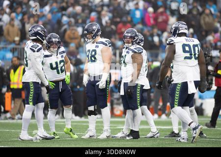 Charlotte, Stati Uniti d'America. 28 dicembre 2025. La difesa dei Seattle Seahawks si è riunita tra una partita e l'altra al Bank of America Stadium di Charlotte, North Carolina, il 28 dicembre 2025. (Foto di Jonathan Huff/Sipa USA) credito: SIPA USA/Alamy Live News Foto Stock
