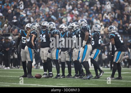 Charlotte, Stati Uniti d'America. 28 dicembre 2025. La difesa dei Carolina Panthers si riunisce tra una partita e l'altra al Bank of America Stadium di Charlotte, North Carolina, il 28 dicembre 2025. (Foto di Jonathan Huff/Sipa USA) credito: SIPA USA/Alamy Live News Foto Stock