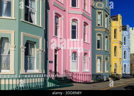 Edifici colorati lungo l'Esplanade a Tenby, Galles, Pembrokeshire, Galles Foto Stock