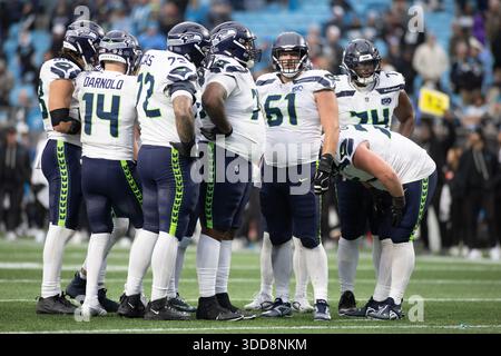 Charlotte, Stati Uniti d'America. 28 dicembre 2025. I Seattle Seahawks si riuniscono tra una partita e l'altra al Bank of America Stadium di Charlotte, North Carolina, il 28 dicembre 2025. (Foto di Jonathan Huff/Sipa USA) credito: SIPA USA/Alamy Live News Foto Stock