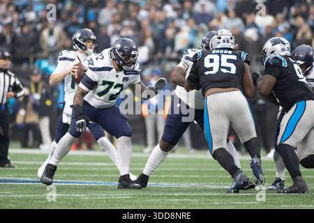 Charlotte, Stati Uniti d'America. 28 dicembre 2025. L'offensive tackle dei Seattle Seahawks Abraham Lucas (72) allestì un blocco al Bank of America Stadium di Charlotte, North Carolina, il 28 dicembre 2025. (Foto di Jonathan Huff/Sipa USA) credito: SIPA USA/Alamy Live News Foto Stock