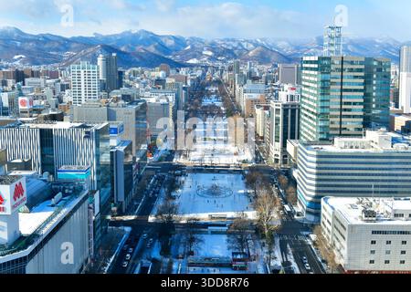 Giappone - 18 dicembre 2025: Splendida vista del Parco odori e della città di Sapporo in inverno sulla piattaforma di osservazione della torre della TV nella prefettura di Hokkaido. Foto Stock