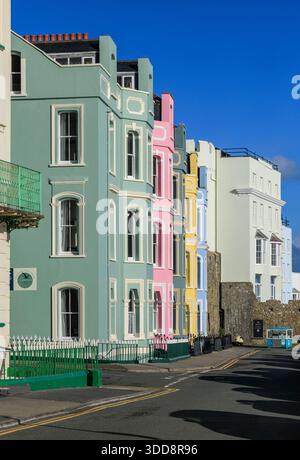 Edifici colorati lungo l'Esplanade a Tenby, Galles, Pembrokeshire, Galles Foto Stock
