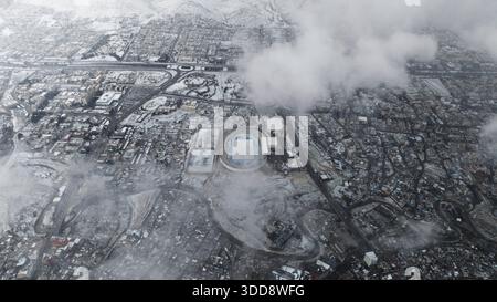 Duhok, regione del Kurdistan, Iraq. 29 dicembre 2025. La vista mostra lo stadio Duhok e il centro città circostante ricoperto di bianco dopo una forte nevicata a Duhok, regione del Kurdistan in Iraq. La rara tempesta invernale ha trasformato la città montuosa in un pittoresco paesaggio invernale appena due giorni prima delle celebrazioni del capodanno 2026. Le nevicate nel centro della regione del Kurdistan sono un evento stagionale significativo che attira sia i residenti che i turisti. (Credit Image: © Sabur Rashid/ZUMA Press Wire) SOLO PER USO EDITORIALE! Non per USO commerciale! Foto Stock