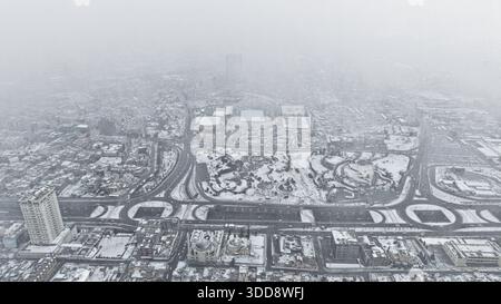 Duhok, regione del Kurdistan, Iraq. 29 dicembre 2025. La vista mostra lo stadio Duhok e il centro città circostante ricoperto di bianco dopo una forte nevicata a Duhok, regione del Kurdistan in Iraq. La rara tempesta invernale ha trasformato la città montuosa in un pittoresco paesaggio invernale appena due giorni prima delle celebrazioni del capodanno 2026. Le nevicate nel centro della regione del Kurdistan sono un evento stagionale significativo che attira sia i residenti che i turisti. (Credit Image: © Sabur Rashid/ZUMA Press Wire) SOLO PER USO EDITORIALE! Non per USO commerciale! Foto Stock