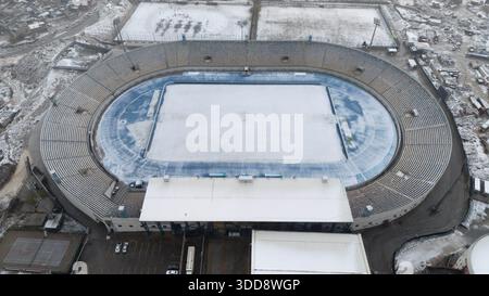 Duhok, regione del Kurdistan, Iraq. 29 dicembre 2025. La vista mostra lo stadio Duhok e il centro città circostante ricoperto di bianco dopo una forte nevicata a Duhok, regione del Kurdistan in Iraq. La rara tempesta invernale ha trasformato la città montuosa in un pittoresco paesaggio invernale appena due giorni prima delle celebrazioni del capodanno 2026. Le nevicate nel centro della regione del Kurdistan sono un evento stagionale significativo che attira sia i residenti che i turisti. (Credit Image: © Sabur Rashid/ZUMA Press Wire) SOLO PER USO EDITORIALE! Non per USO commerciale! Foto Stock