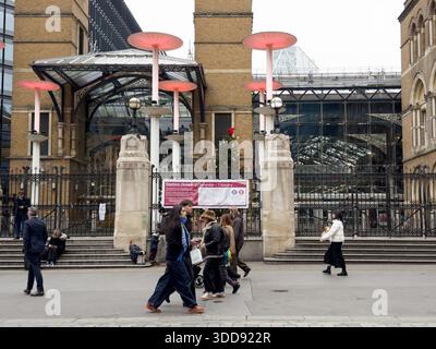 Londra, Regno Unito. 29 dicembre 2025. I pedoni passano davanti all'esterno della stazione di Liverpool Street durante la chiusura della stazione per lavori di ingegneria, interessando i pendolari della città poiché la stazione è chiusa ai servizi della National Rail durante il periodo di Natale e Capodanno. Crediti: xiu bao/Alamy Live News Foto Stock
