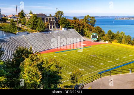 Tacoma, Washington, USA - 20 settembre 2025: Storico anfiteatro in cemento situato in un gulch sotto la Stadium High School, che offre viste mozzafiato Foto Stock
