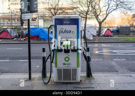 20/12/2025. Una stazione di ricarica BP Pulse sul lato della strada di Euston Road, Londra, Regno Unito. 20 dicembre 2025. Crediti fotografici: Ray Tang Foto Stock