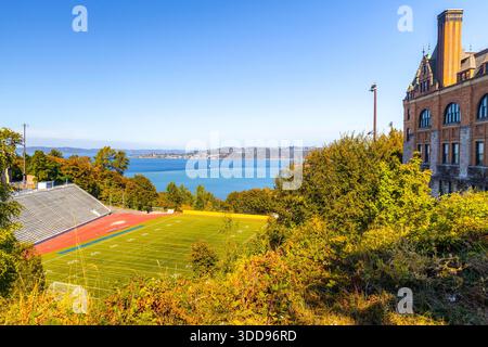 Una pittoresca vista della giornata estiva dello skyline di Tacoma, con lo storico Stadium High School e la baia di inizio nello stato di Washington. Foto Stock