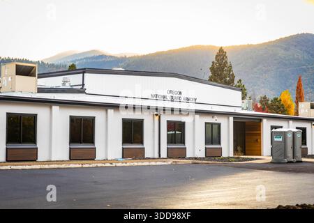 Ashland, OR, USA - 3 novembre 2025: Una vista della struttura funzionale e ufficiale utilizzata dalla Guardia Nazionale dell'Oregon Army nella città di Ashl Foto Stock