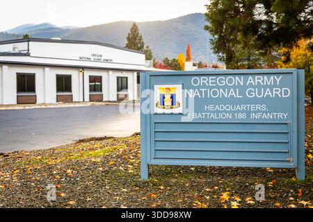 Ashland, OR, USA - 3 novembre 2025: Una vista della struttura funzionale e ufficiale utilizzata dalla Guardia Nazionale dell'Oregon Army nella città di Ashl Foto Stock