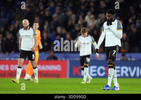 Patrick Agyemang (a destra) della contea di Derby appare respinto dopo aver ceduto durante la partita del titolo Sky Bet al King Power Stadium di Leicester. Data foto: Lunedì 29 dicembre 2025. Foto Stock