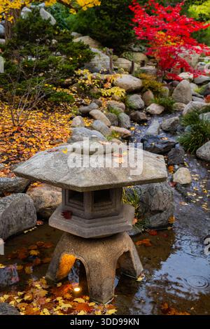 Una vista tranquilla della pagoda o della struttura della casa da tè nel Giardino Giapponese del Parco Lithia, circondato da vibranti e colorate foglie autunnali Foto Stock