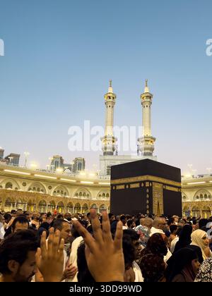 MECCA, ARABIA SAUDITA - 18 dicembre 2025: Folle di pellegrini eseguono Tawaf intorno alla Kaaba alla Mecca. Foto Stock