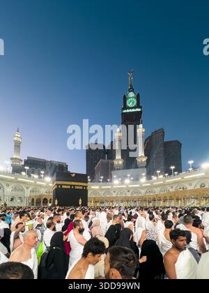 MECCA, ARABIA SAUDITA - 18 dicembre 2025: Folle di pellegrini eseguono Tawaf intorno alla Kaaba alla Mecca. Foto Stock