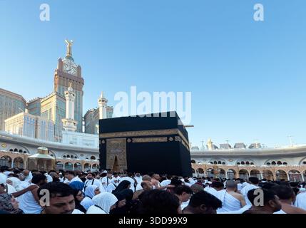 MECCA, ARABIA SAUDITA - 18 dicembre 2025: Folle di pellegrini eseguono Tawaf intorno alla Kaaba alla Mecca. Foto Stock