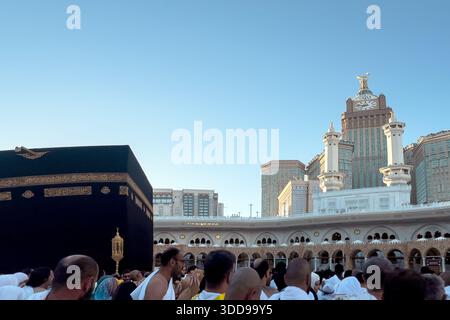 MECCA, ARABIA SAUDITA - 18 dicembre 2025: Folle di pellegrini eseguono Tawaf intorno alla Kaaba alla Mecca. Foto Stock