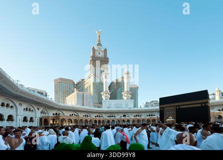 MECCA, ARABIA SAUDITA - 18 dicembre 2025: Folle di pellegrini eseguono Tawaf intorno alla Kaaba alla Mecca. Foto Stock