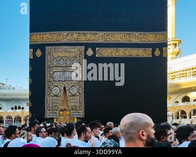 MECCA, ARABIA SAUDITA - 18 dicembre 2025: Folle di pellegrini eseguono Tawaf intorno alla Kaaba alla Mecca. Foto Stock