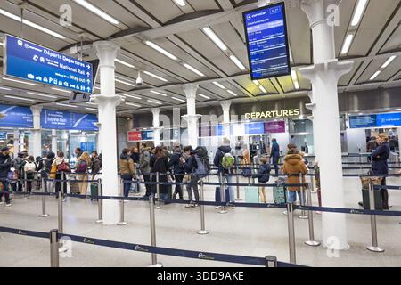 Sala partenze della stazione ferroviaria di Londra affollata con folle in coda. Londra, Regno Unito, 25 febbraio 2024 Foto Stock