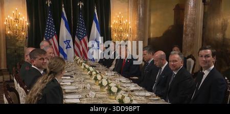 Palm Beach. 29 dicembre 2025. Uno screenshot preso da un video pubblicato dalla Casa Bianca mostra il presidente degli Stati Uniti Donald Trump che incontra il primo ministro israeliano Benjamin Netanyahu nella tenuta Mar-a-Lago a Palm Beach, Florida, Stati Uniti, il 29 dicembre 2025. Crediti: Xinhua/Alamy Live News Foto Stock
