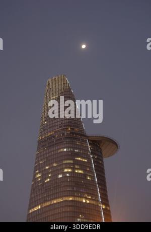 Bitexco Financial Tower e luna di notte. Ho chi Minh. Vietnam. Foto Stock