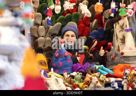 Prodotti locali in vendita presso le bancarelle del mercatino di Natale di Tallinn, Estonia Foto Stock