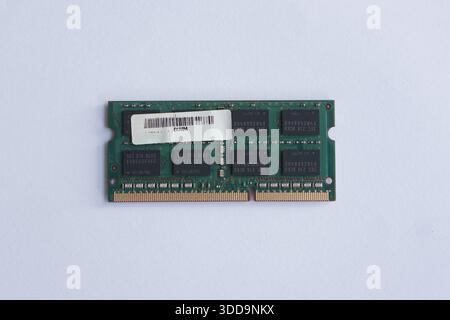 Ripresa isolata ad angolo elevato di una singola chiavetta RAM SODIMM DDR3 su uno sfondo bianco. Mostra chiaramente i chip di memoria, i pin e l'etichetta FRU. Foto Stock