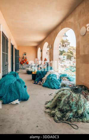 Vecchio deposito di reti da pesca nell'affascinante villaggio di Cala Figuera, Maiorca, Spagna Foto Stock