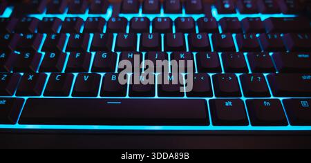 Tastiera da gioco retroilluminata con primo piano LED blu ciano. Foto di alta qualità Foto Stock