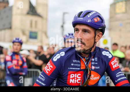 24 agosto 2025, Sassonia-Anhalt, Halle (Saale): Ciclismo: Tour della Germania, Halle/Saale - Magdeburgo (163,70 km), tappa 4. John Degenkolb tedesco del Team picnic PostNL si trova al mercato di Halle prima della partenza. Foto: Jan Woitas/dpa Foto Stock