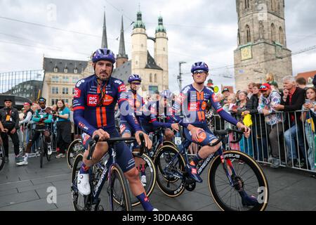 24 agosto 2025, Sassonia-Anhalt, Halle (Saale): Ciclismo: Tour della Germania, Halle/Saale - Magdeburgo (163,70 km), tappa 4. John Degenkolb tedesco del Team picnic PostNL si trova al mercato di Halle prima della partenza. Foto: Jan Woitas/dpa Foto Stock