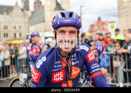 24 agosto 2025, Sassonia-Anhalt, Halle (Saale): Ciclismo: Tour della Germania, Halle/Saale - Magdeburgo (163,70 km), tappa 4. John Degenkolb tedesco del Team picnic PostNL si trova al mercato di Halle prima della partenza. Foto: Jan Woitas/dpa Foto Stock