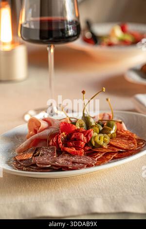Piatto di salumi assortiti con salsicce Foto Stock
