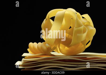 Lasagne crude, fettuccine e fusilli Foto Stock