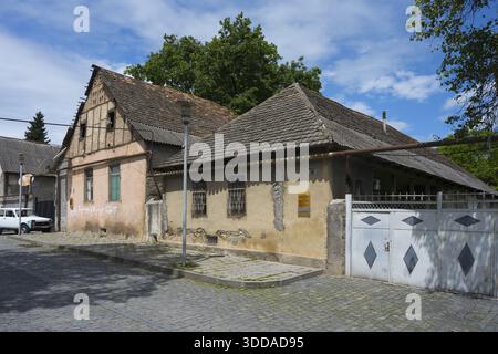 Due vecchie case con tetti piastrellati e facciate intemprate su una strada acciottolata, tradizionale edificio residenziale tedesco, Nikolaistrasse 36, Bolnissi, K. Foto Stock